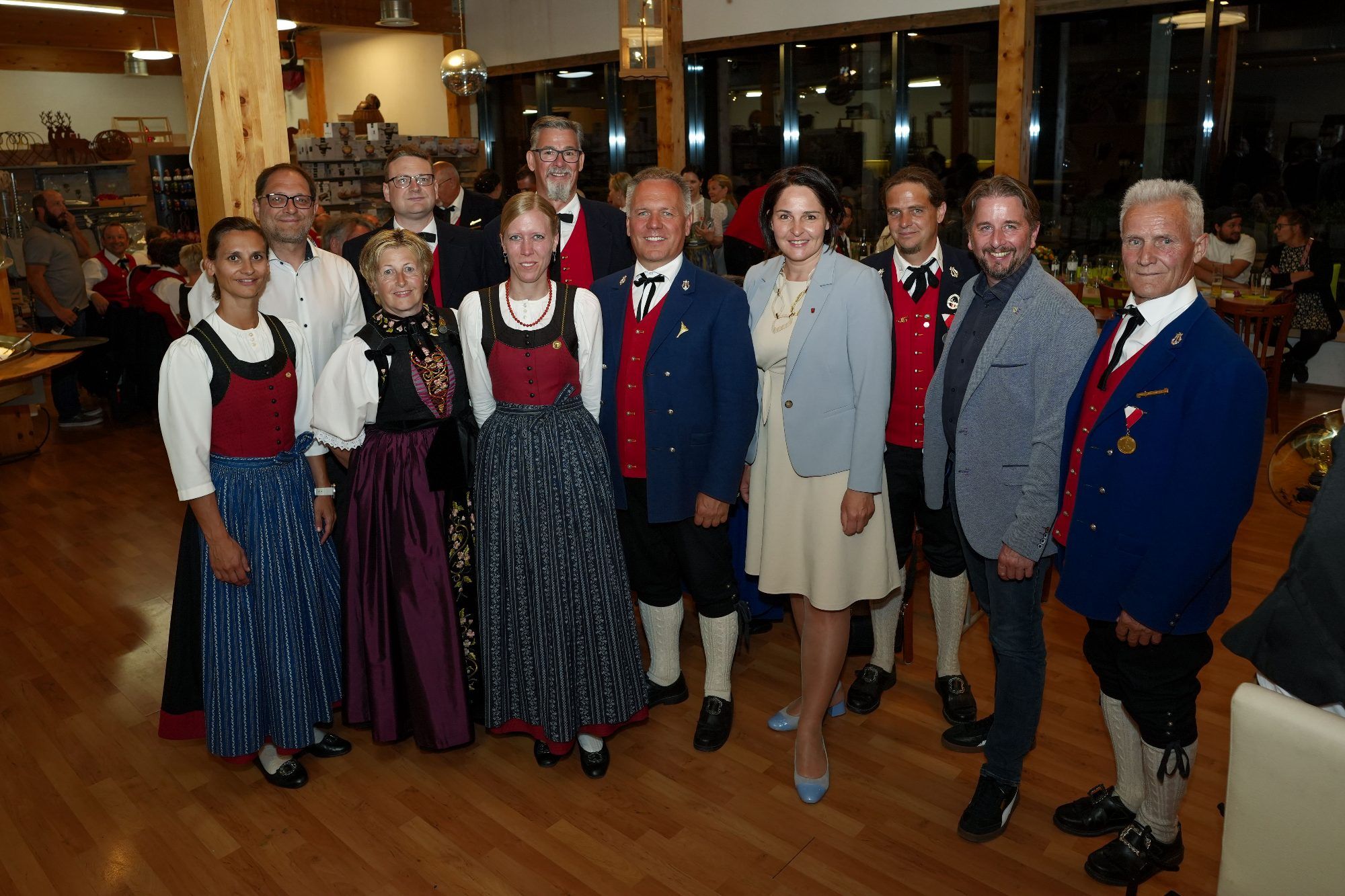 LAbg. Monika Vonier und Standesrepräsentant Daniel Sandrell (2.v.re.) mit einigen Vorstandmitgliedern des Vorarlberger Landesblasmusikverbandes, deren ehrenamtliche Tätigkeit eine wichtige Stütze des Verbandes ist. 