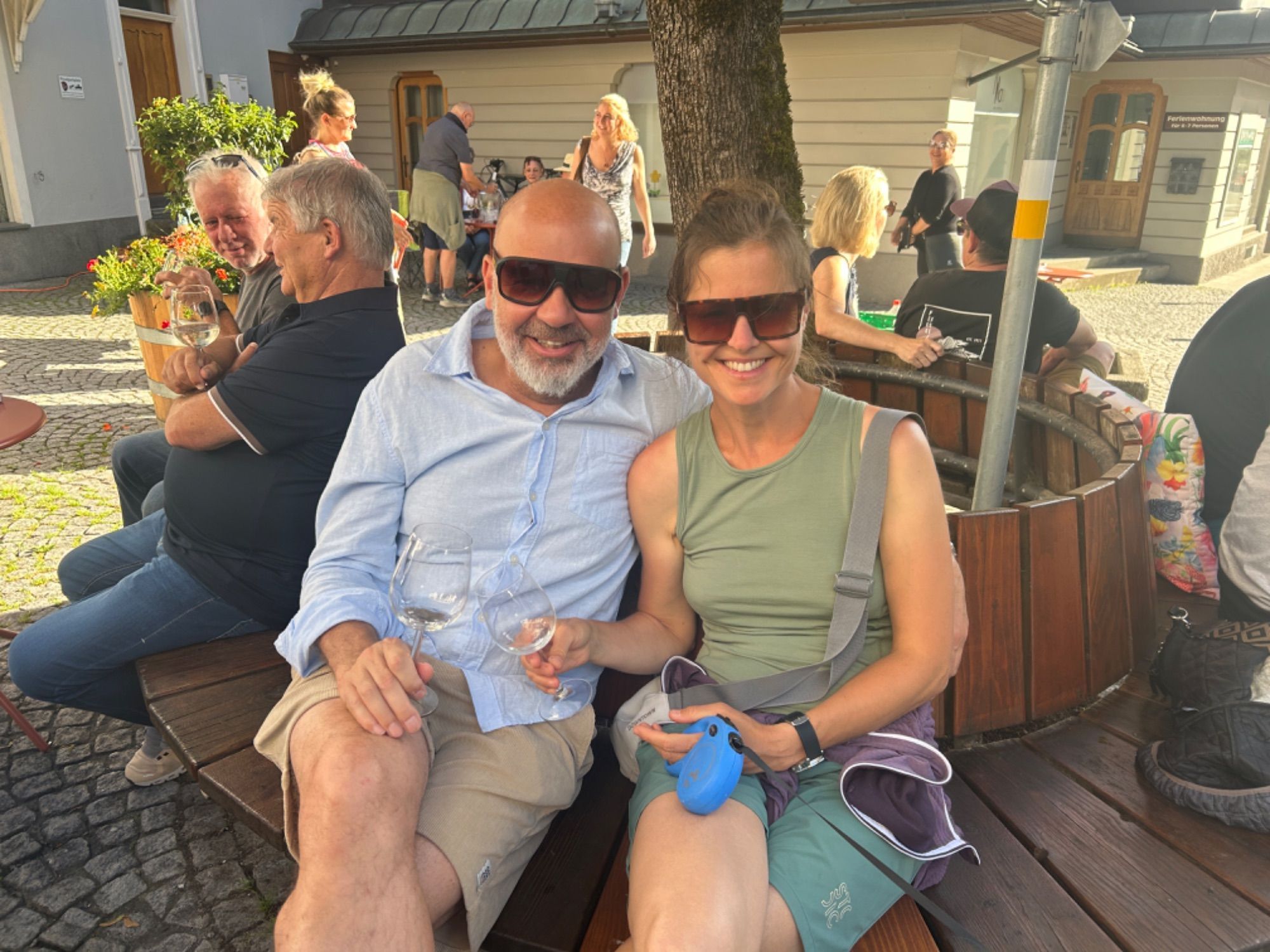 Jürgen Kuster mit Tanja Schriebl stießen auf ihre bevorstehende Heirat an.