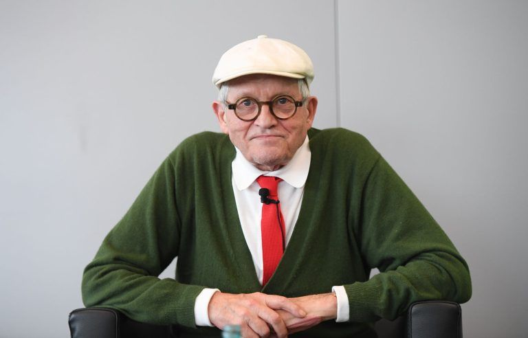 ABD0056_20260612 – FRANKFURT/MAIN – DEUTSCHLAND: ++ ARCHIVBILD ++ ARCHIV – 18.10.2016, Hessen, Frankfurt/Main: Der britische Knstler David Hockney, aufgenommen am 18.10.2016 whrend der Erffnungs-Pressekonferenz der Buchmesse in Frankfurt am Main (Hessen). Der legendre britische Maler ist tot. Er starb im Alter von 88 Jahren, wie die Nachrichtenagentur PA unter Berufung auf seinen Publizisten mitteilte. Foto: [&hellip;]