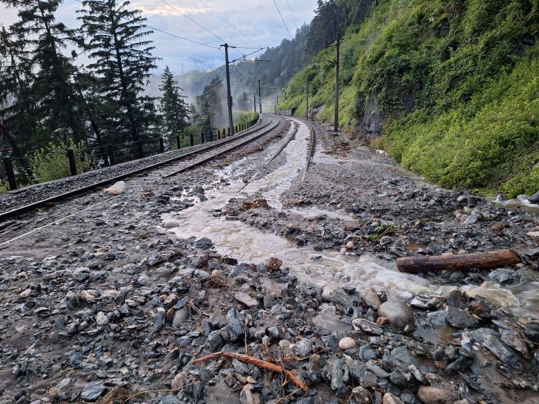ABD0067_20250724 – INNSBRUCK – STERREICH: ++ HANDOUT ++ ZU APA0076 VOM 24.7.2025 – Nach den teils krftigen Regenfllen mitsamt Murenabgngen Mittwochnachmittag in Tirol bleiben die Verkehrseinschrnkungen auch am Donnerstag aufrecht. Im Bild: Die durch eine Mure verschtteten Geleise auf der Brennerstrecke. – FOTO: APA/BB – ++ WIR WEISEN AUSDRCKLICH DARAUF HIN, DASS EINE VERWENDUNG DES […]