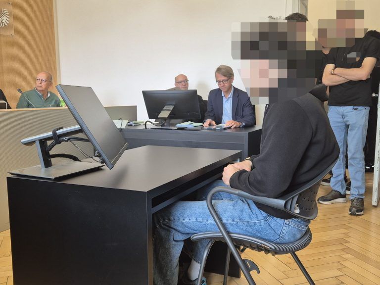 Angeklagter Prozess Bahnhof Lochau.jpg
