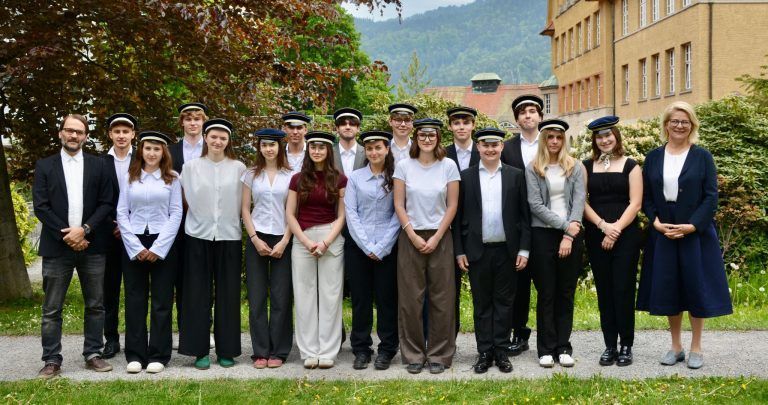 BG-Gallus_Klasse_8b_ Maturantinnen_zugeschnitten.jpg