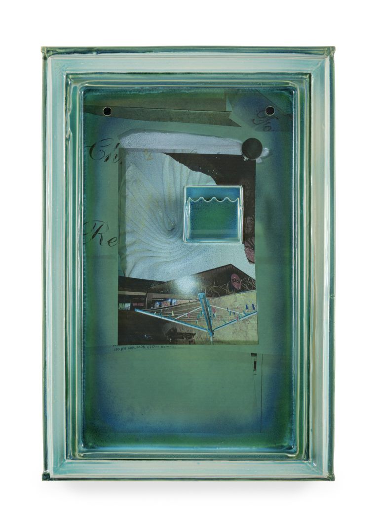 Bild A - Monika Grabuschnigg- Single Fridge (Fan Fold), 2025, glasierte Keramik, 70 x 48 x 7 cm, Foto Marlene Burz, Courtesy die Künstlerin.jpeg