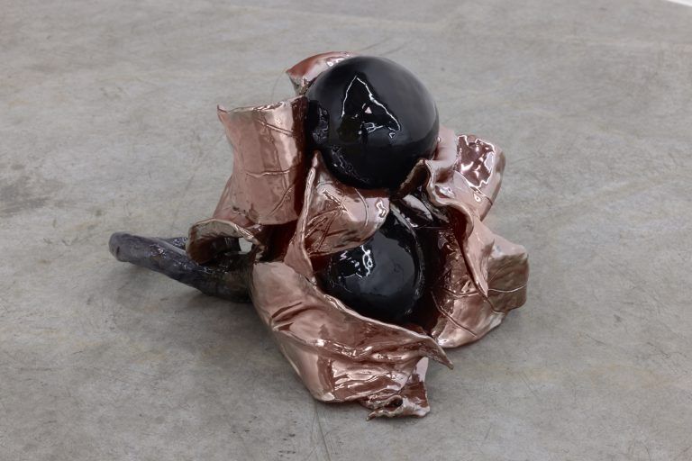 Bild B - Monika Grabuschnigg - Nightshade 4, 2021, glasierte Keramik, 60 x 46 x 40 cm, Courtesy Carbon12 und die Künstlerin.jpeg