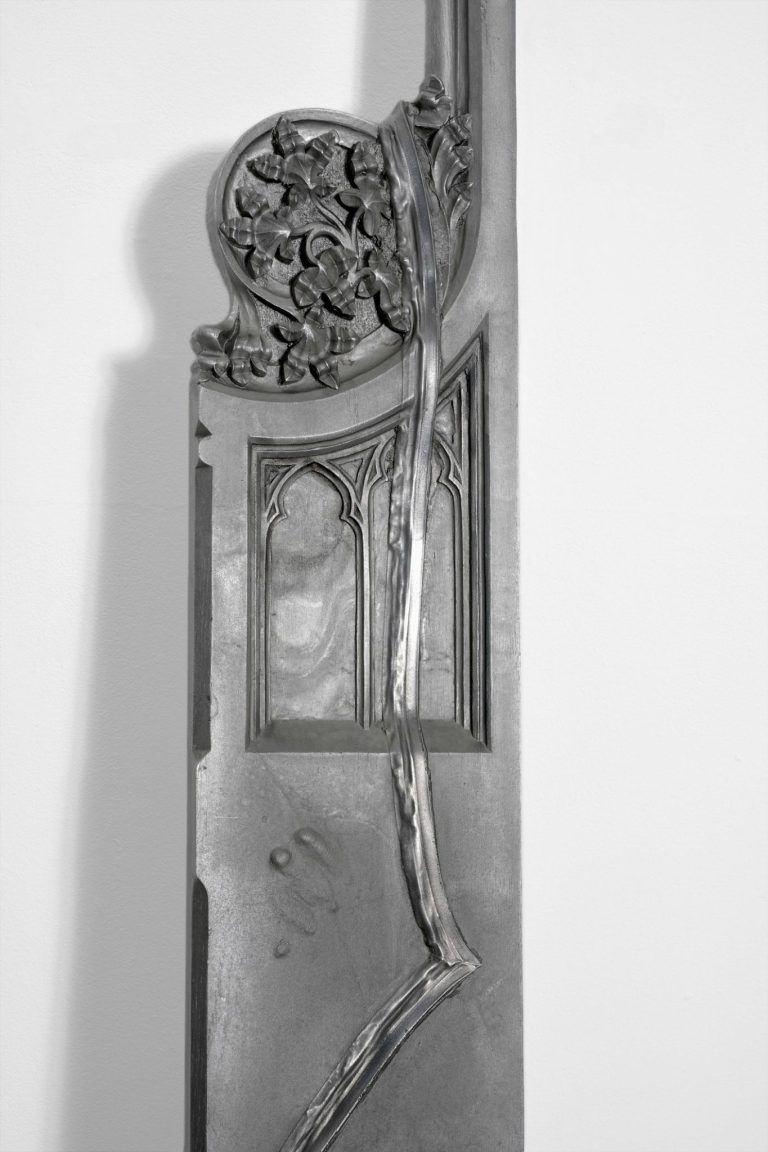 Bild C - Monika Grabuschnigg - Confession (Seal Strip), 2024, gegossenes Aluminium, 202 x 29 x 3 cm, Foto Marlene Burz, Courtesy und die Künstlerin.jpeg