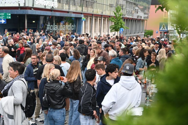 BndB06VollerSparkassenplatz.JPG