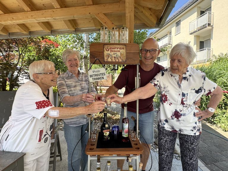 "Der Rollator ist die Bar" – In diesem Altersheim gibt es Schnaps statt Infusion