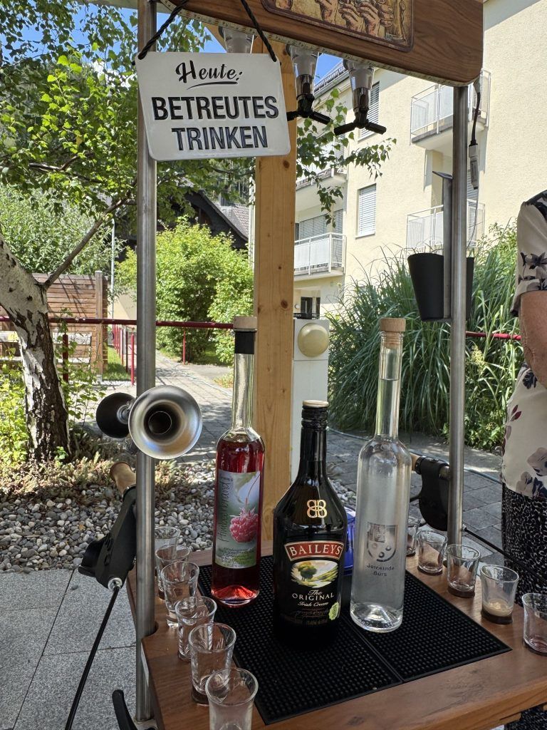 "Der Rollator ist die Bar" – In diesem Altersheim gibt es Schnaps statt Infusion