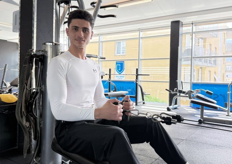 Krieg, Flucht, Neuanfang: Jetzt steht Mustafa (26) im Finale von "Model Me"