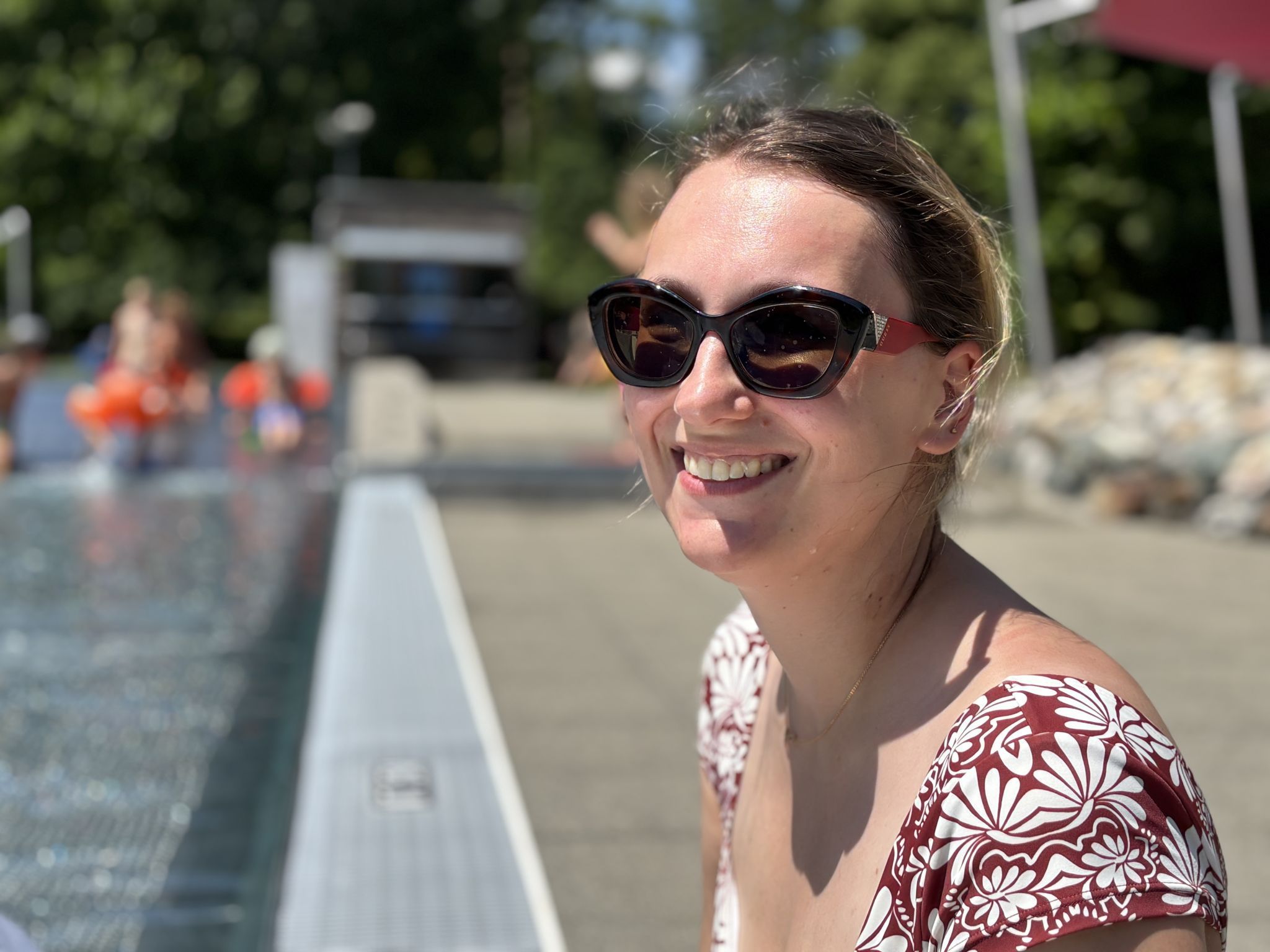 "Man findet immer einen Schattenplatz" - das ist jungen Eltern im Freibad wichtig