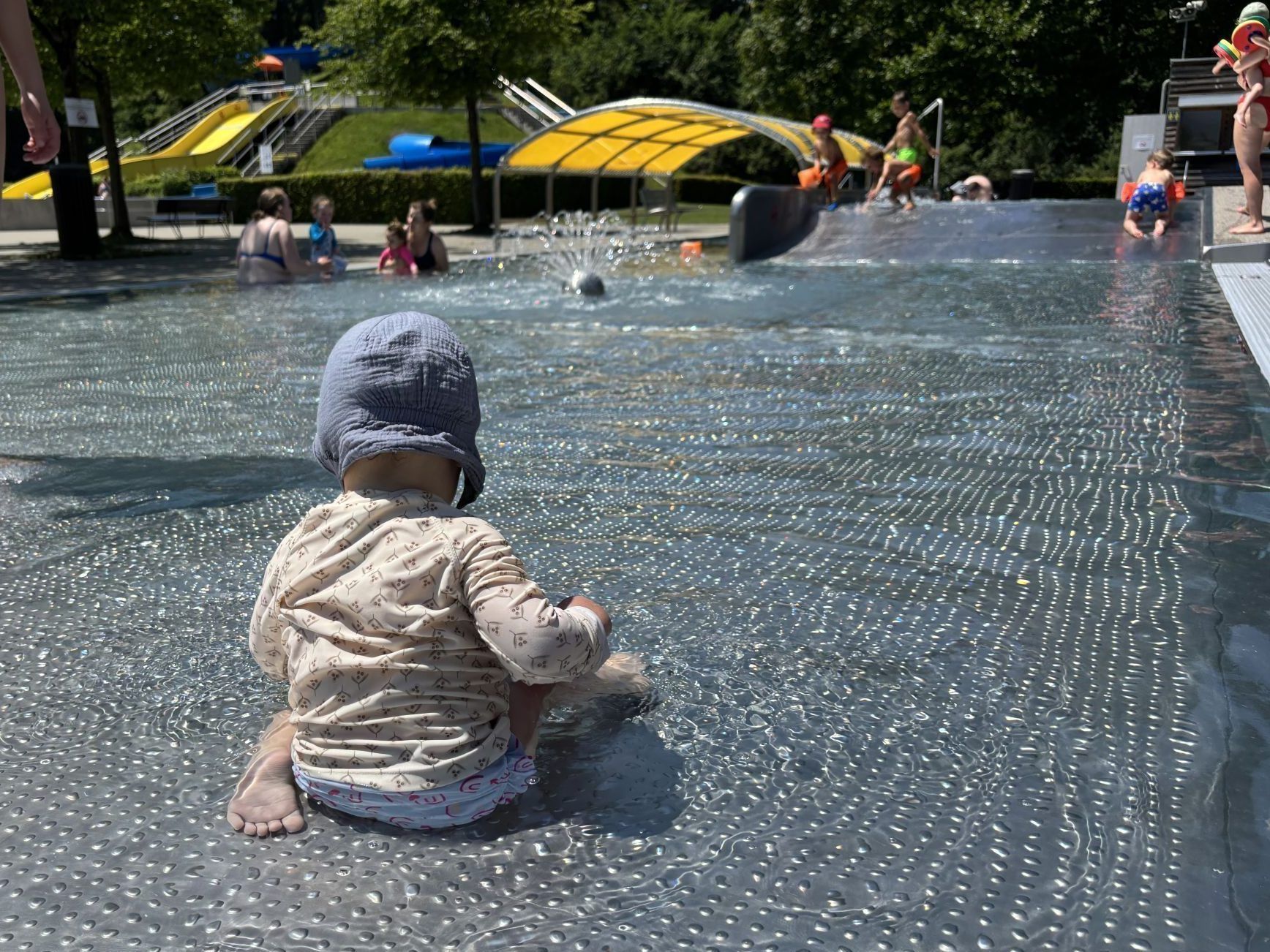 "Man findet immer einen Schattenplatz" - das ist jungen Eltern im Freibad wichtig