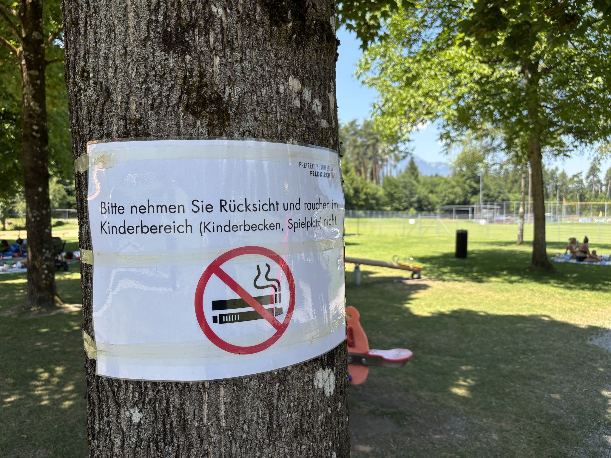 "Man findet immer einen Schattenplatz" - das ist jungen Eltern im Freibad wichtig