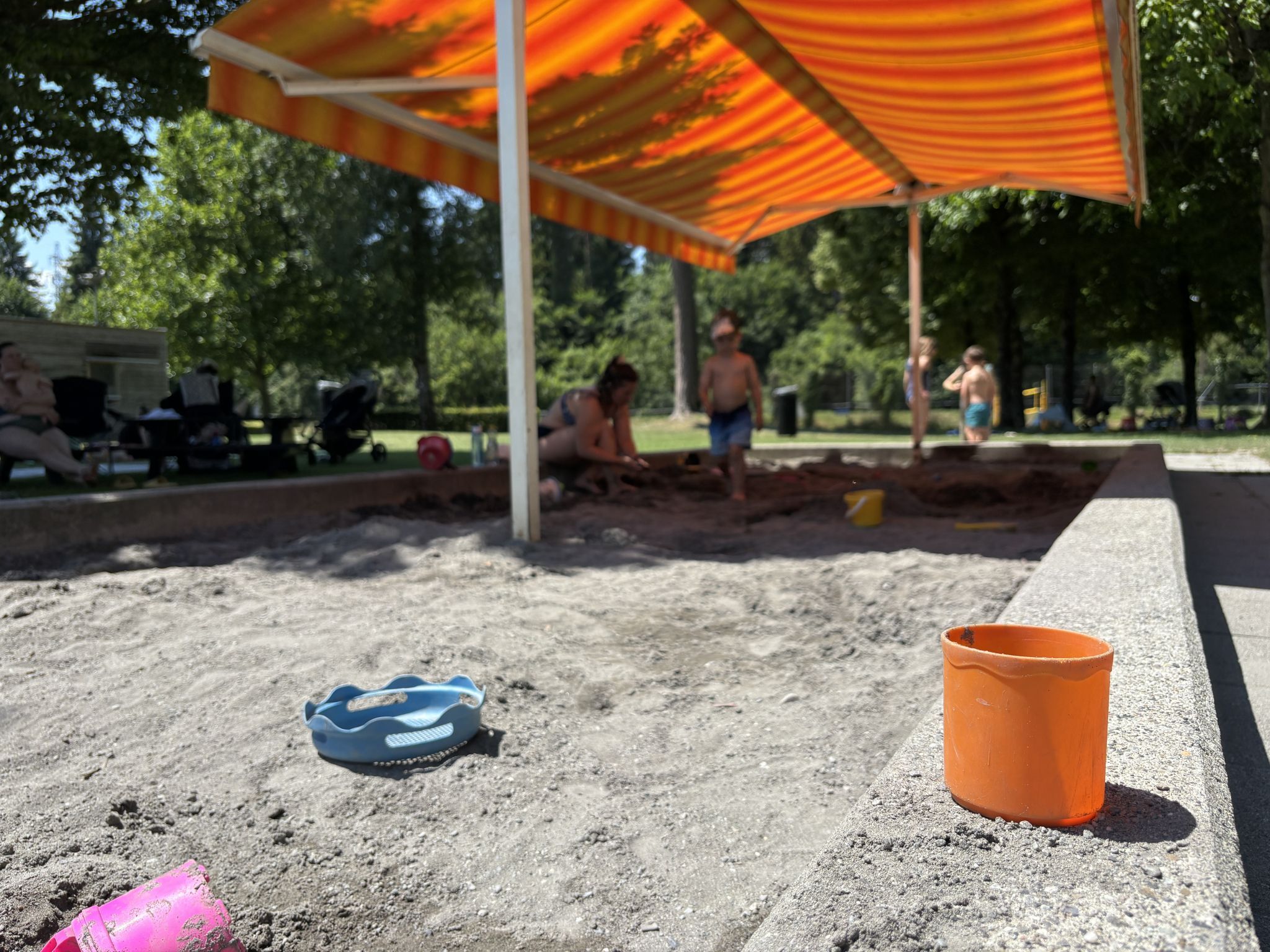 "Man findet immer einen Schattenplatz" - das ist jungen Eltern im Freibad wichtig