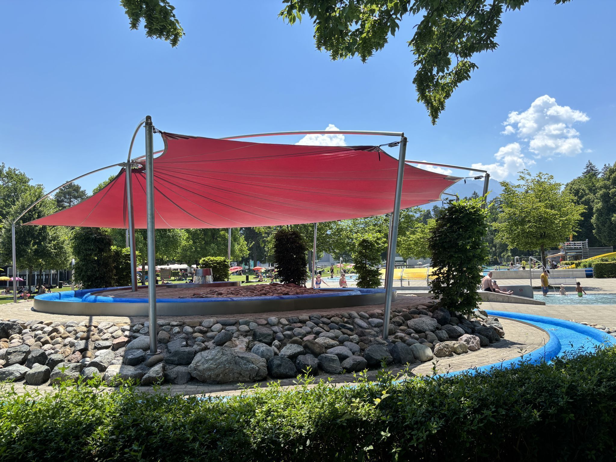 "Man findet immer einen Schattenplatz" - das ist jungen Eltern im Freibad wichtig