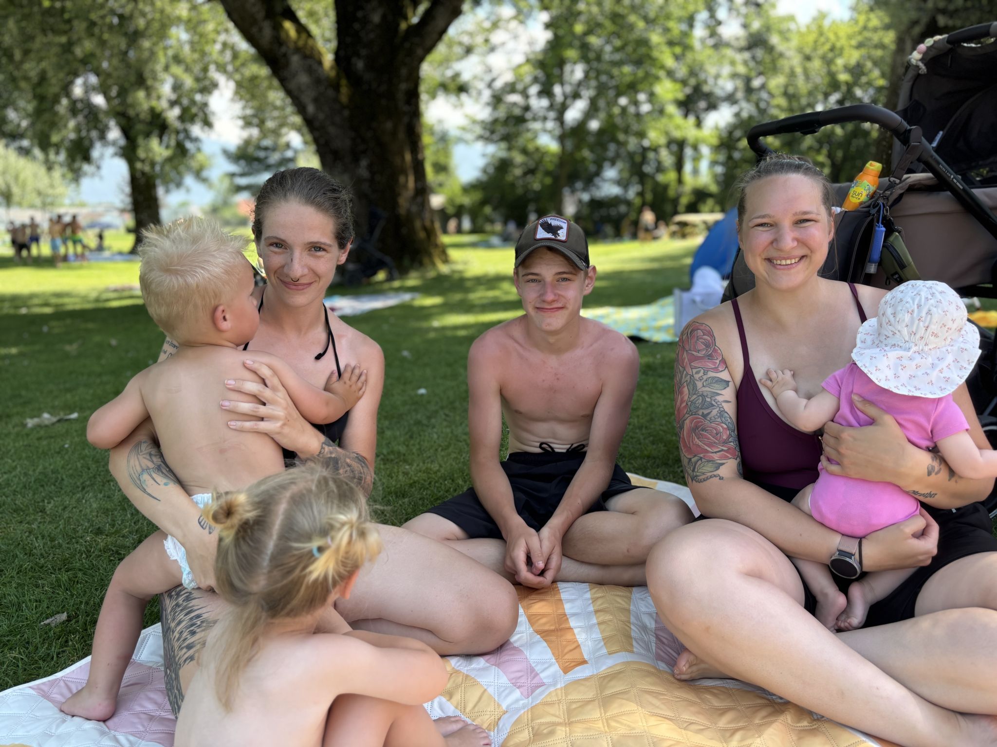"Man findet immer einen Schattenplatz" - das ist jungen Eltern im Freibad wichtig