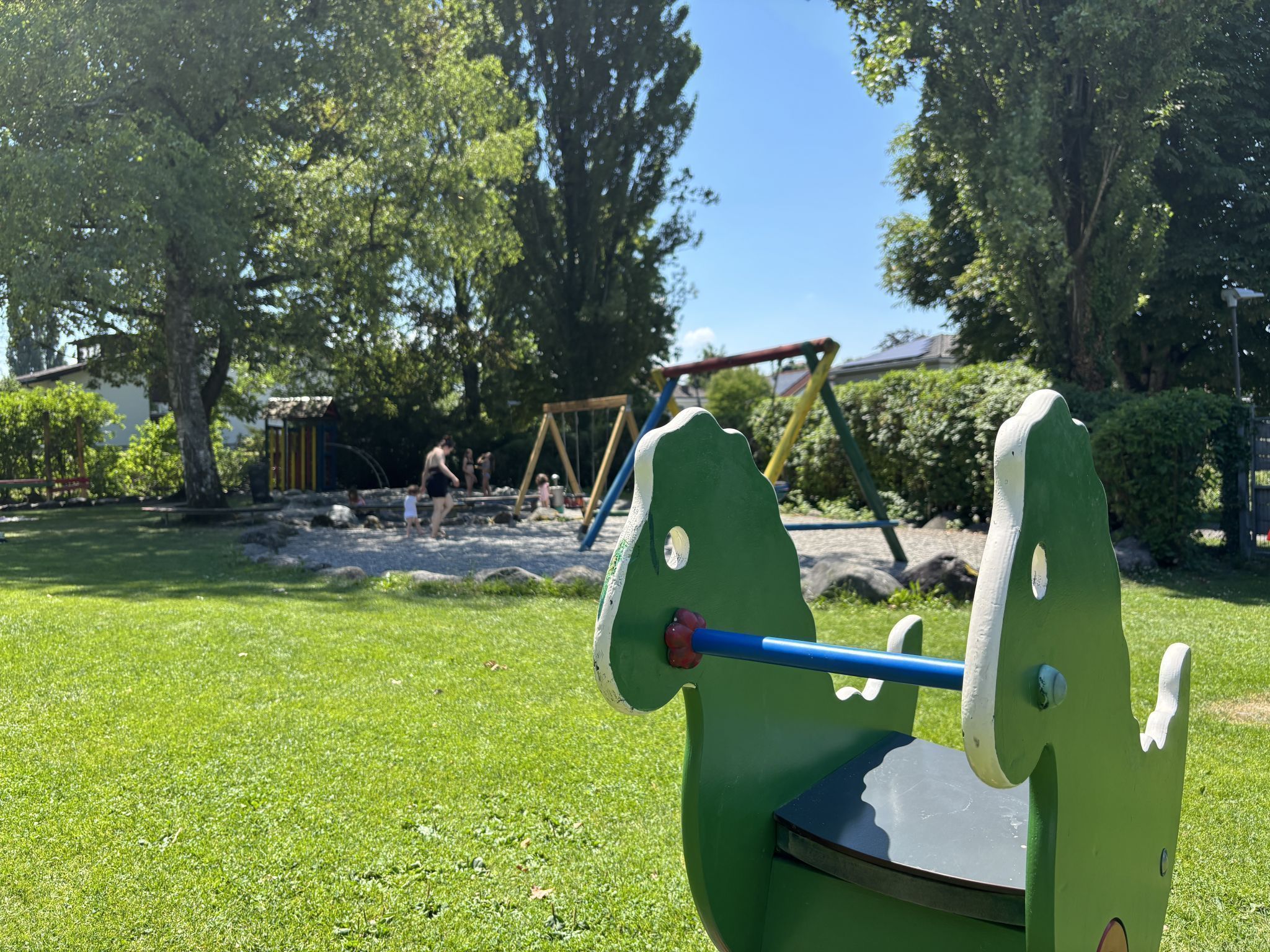 "Man findet immer einen Schattenplatz" - das ist jungen Eltern im Freibad wichtig