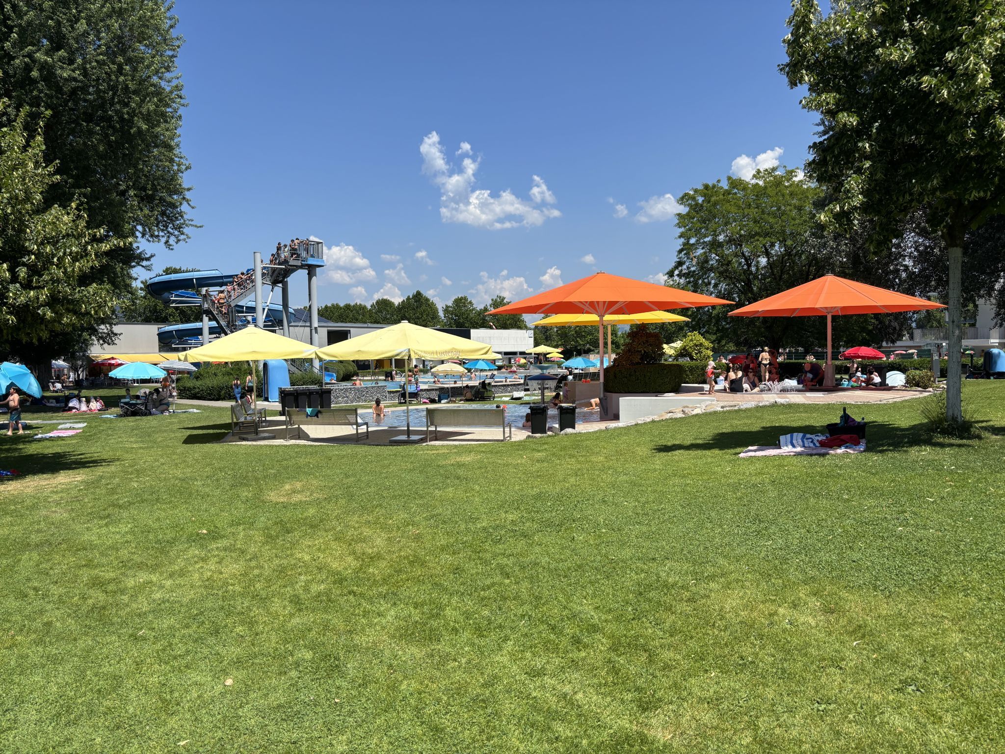 "Man findet immer einen Schattenplatz" - das ist jungen Eltern im Freibad wichtig