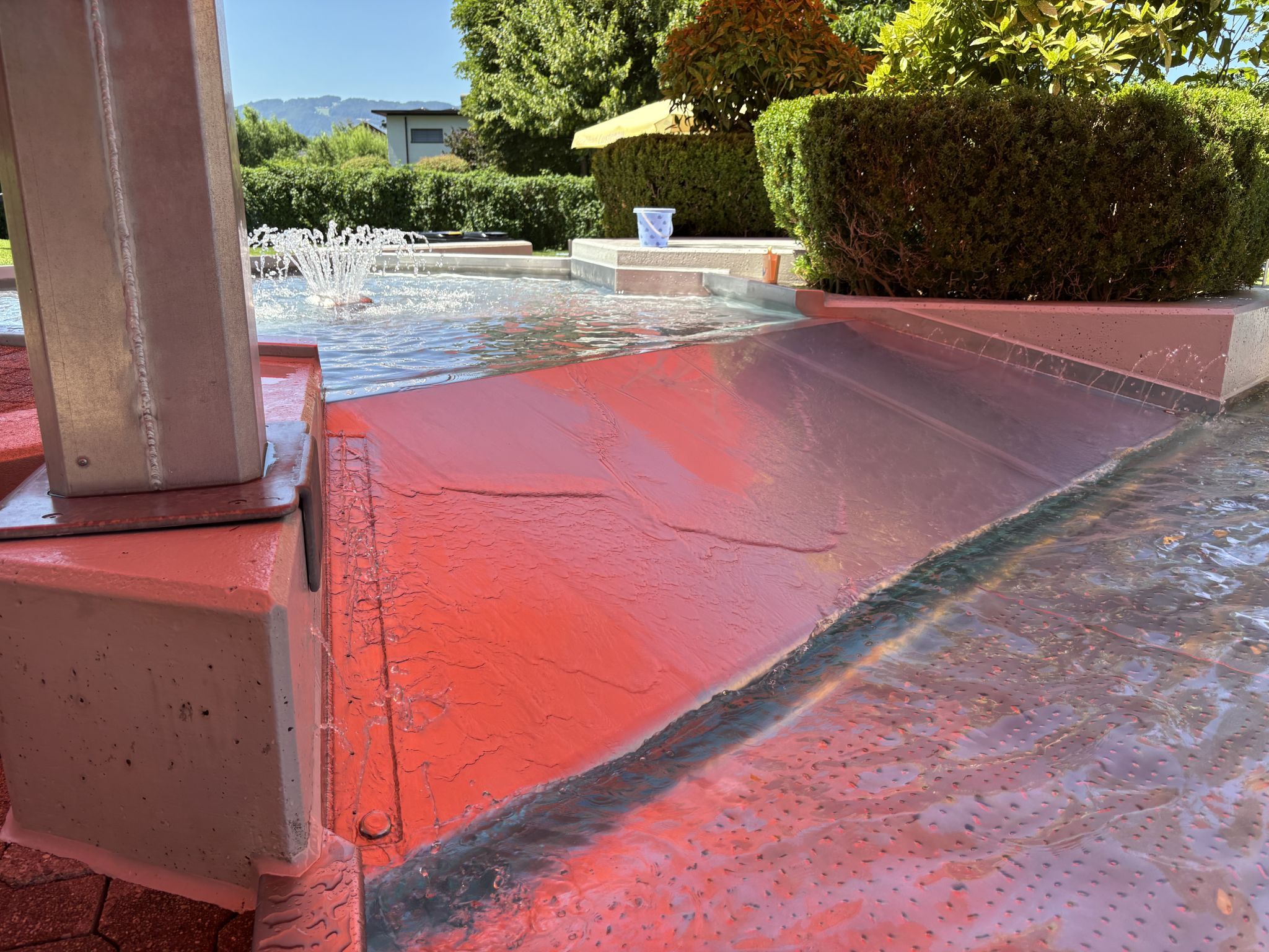"Man findet immer einen Schattenplatz" - das ist jungen Eltern im Freibad wichtig
