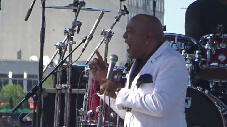 Peabo_Bryson_performing_in_Louisville,_KY_2016.png