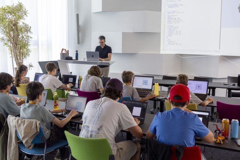 Hier wird Zukunft programmiert: Kreativität und KI beim Code Base Camp 2026 erleben