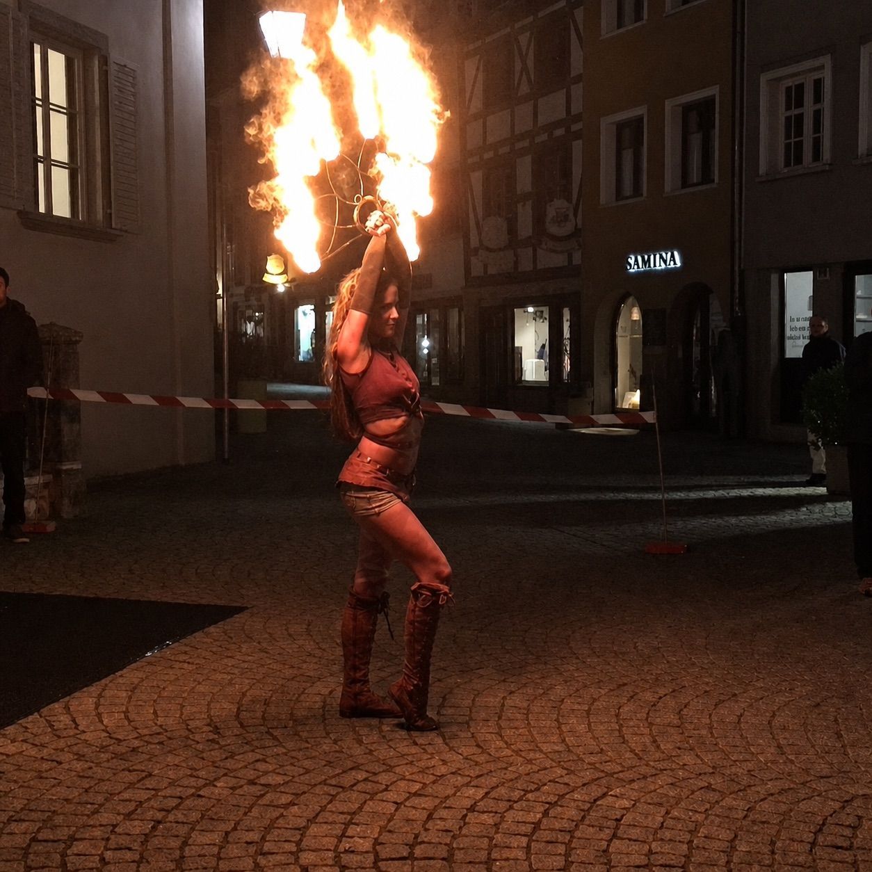Cindarella (Cindy Nikolov) zeigt eine Hula-Hoop-Performance und eine Feuershow.