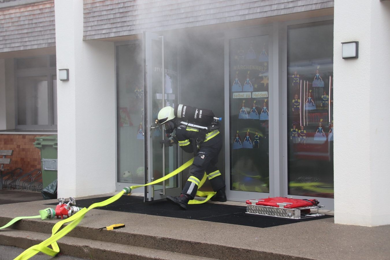 Aufgrund der Rauchentwicklung waren Atemschutzmasken notwendig. (Foto: NAM)