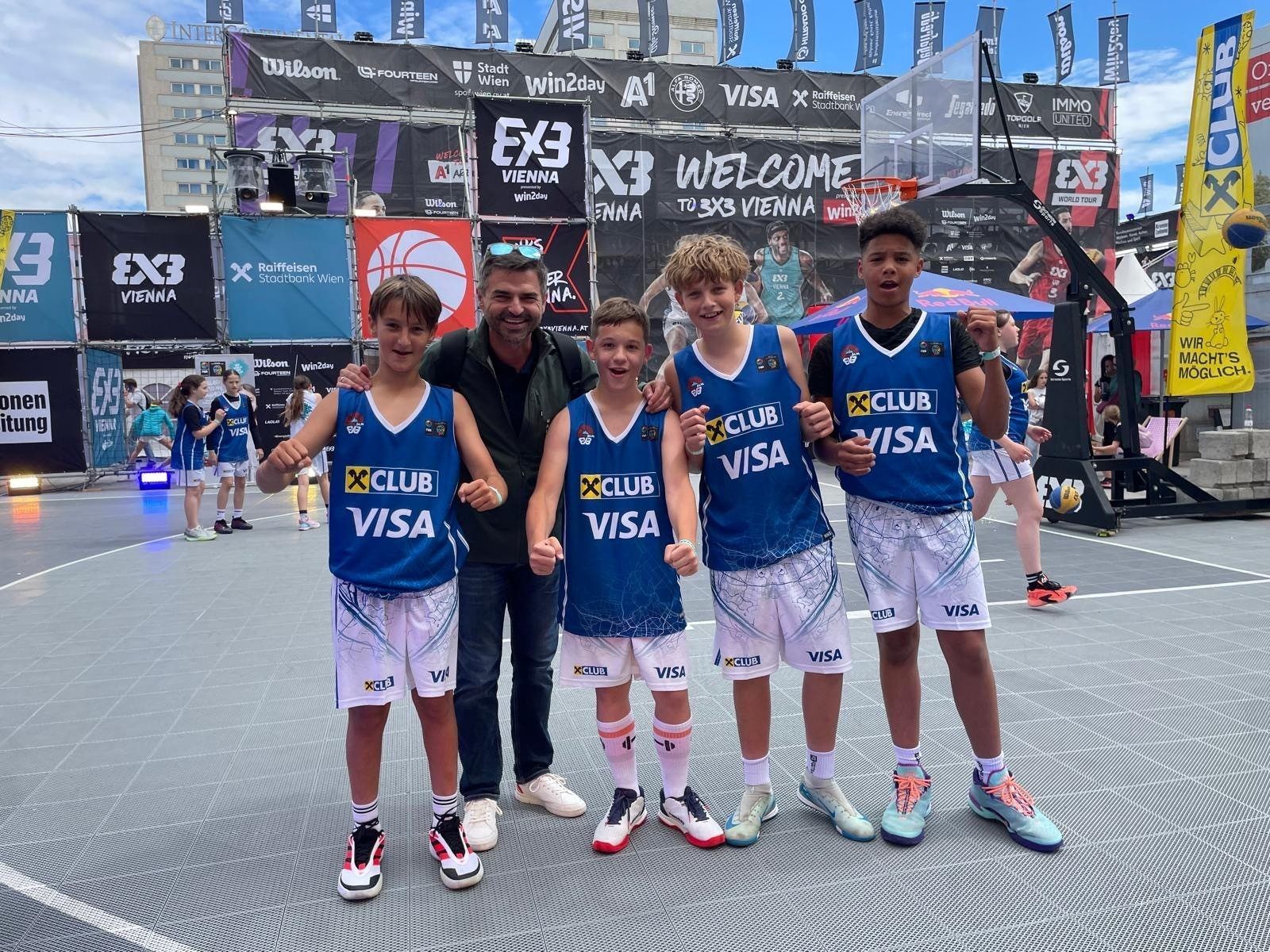 Bernard Taino, Laurin Jussel, Feliks Fedosov und Fabio Malojer mit Trainer Markus Lins wurden Dritte.