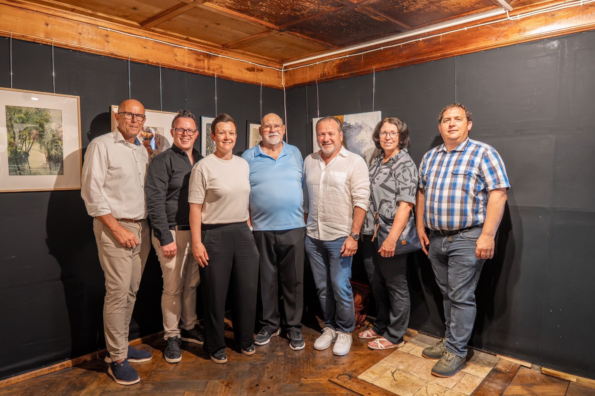 Bürgermeister Walter Gohm (Frastanz) und Simon Lins (Schnifis), Eva-Maria Hochhauser-Gams (Regio Im Walgau), Gerhard Montibeller, Bgm. Harald Witwer (Thüringen), Alexandra Schalegg (Ludesch) und Andreas Dobler (Satteins) in der Galerie K3 in Satteins. Foto: David Kathrein/Regio