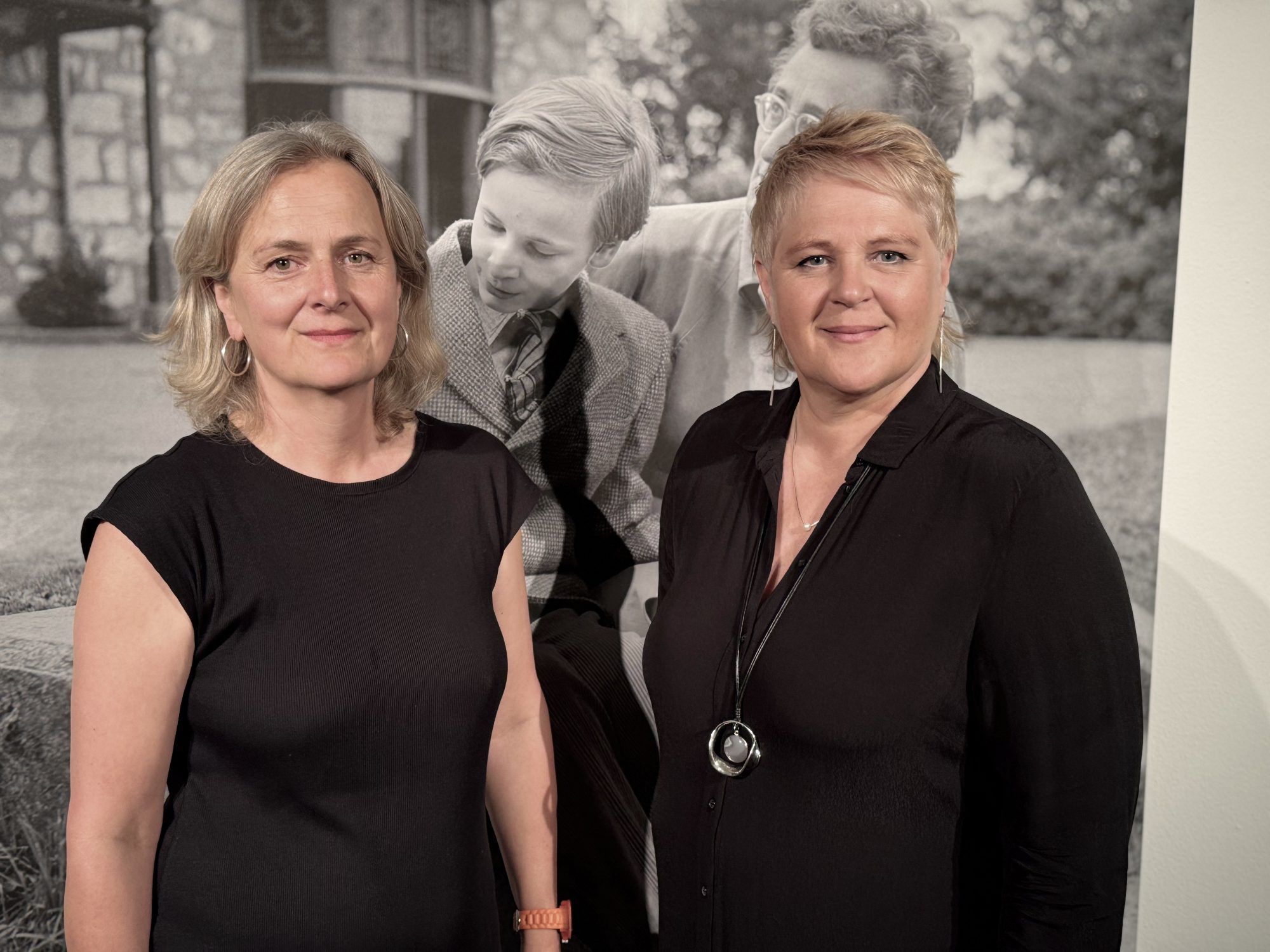 Kulturvermittlerin Barbara Motter mit Christa Kohler (Kulturabteilung).