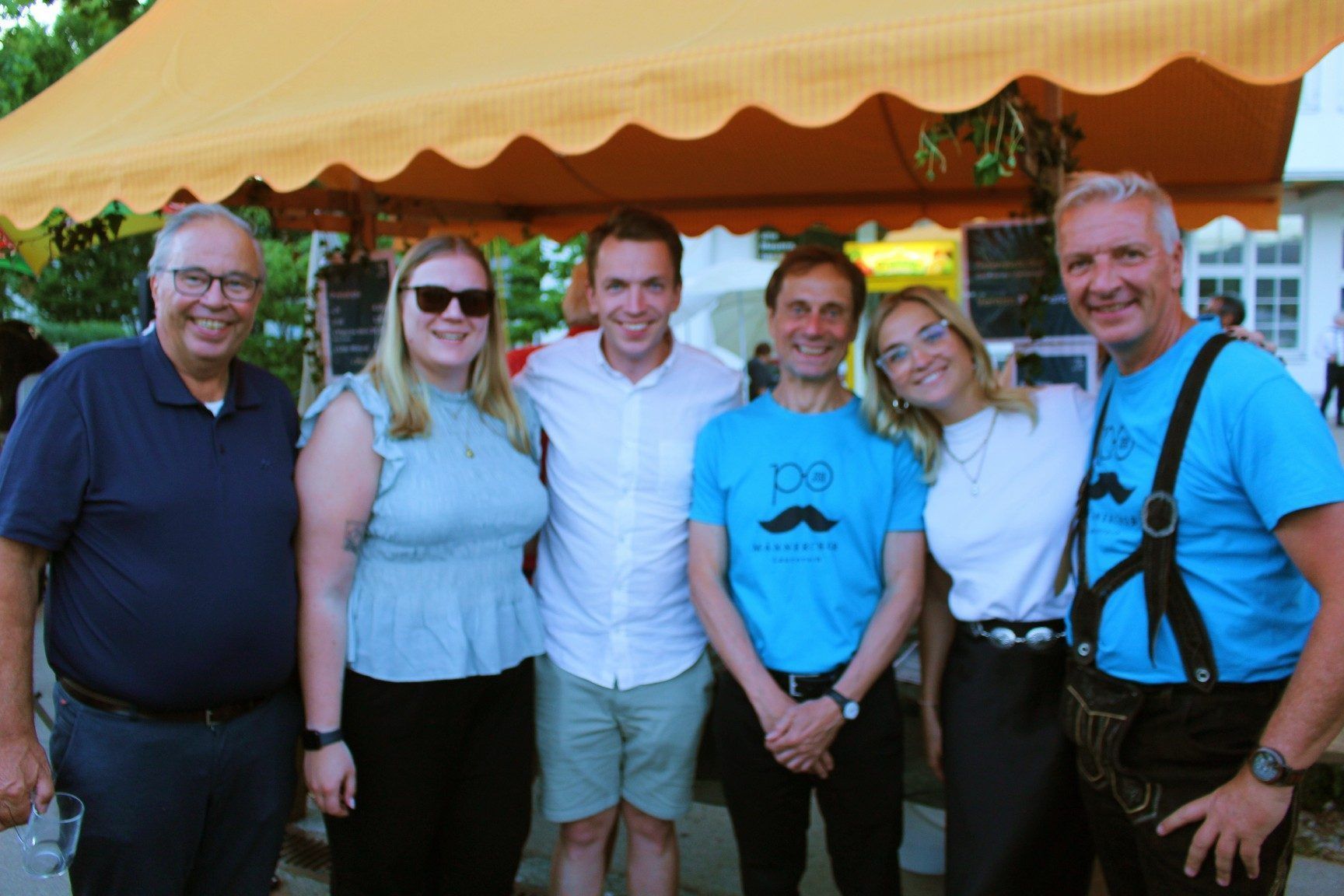 Fotoshooting am Stand des Männerchors, wo sich Walter Pfanner mit Winzer Mathias Baier und dessen Kolleginnen Helene Markowitsch von gleichnamigen Weingut und Florentina Steurer vom Weingut Iro zum Smalltalk traf.   
