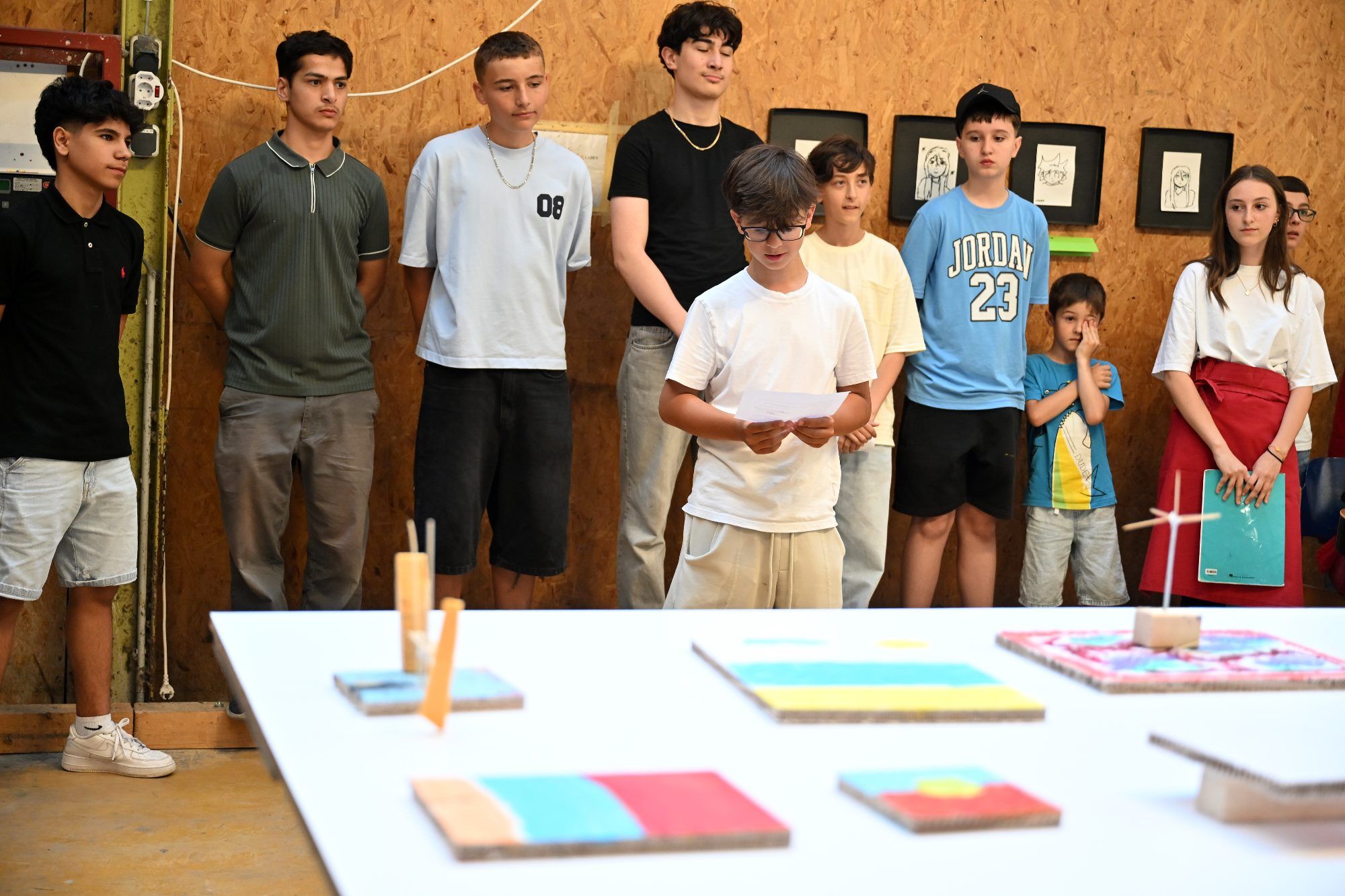 Bei der Eröffnung stellten die Schülerinnen und Schüler ihr Kunstprojekt den Gästen vor.