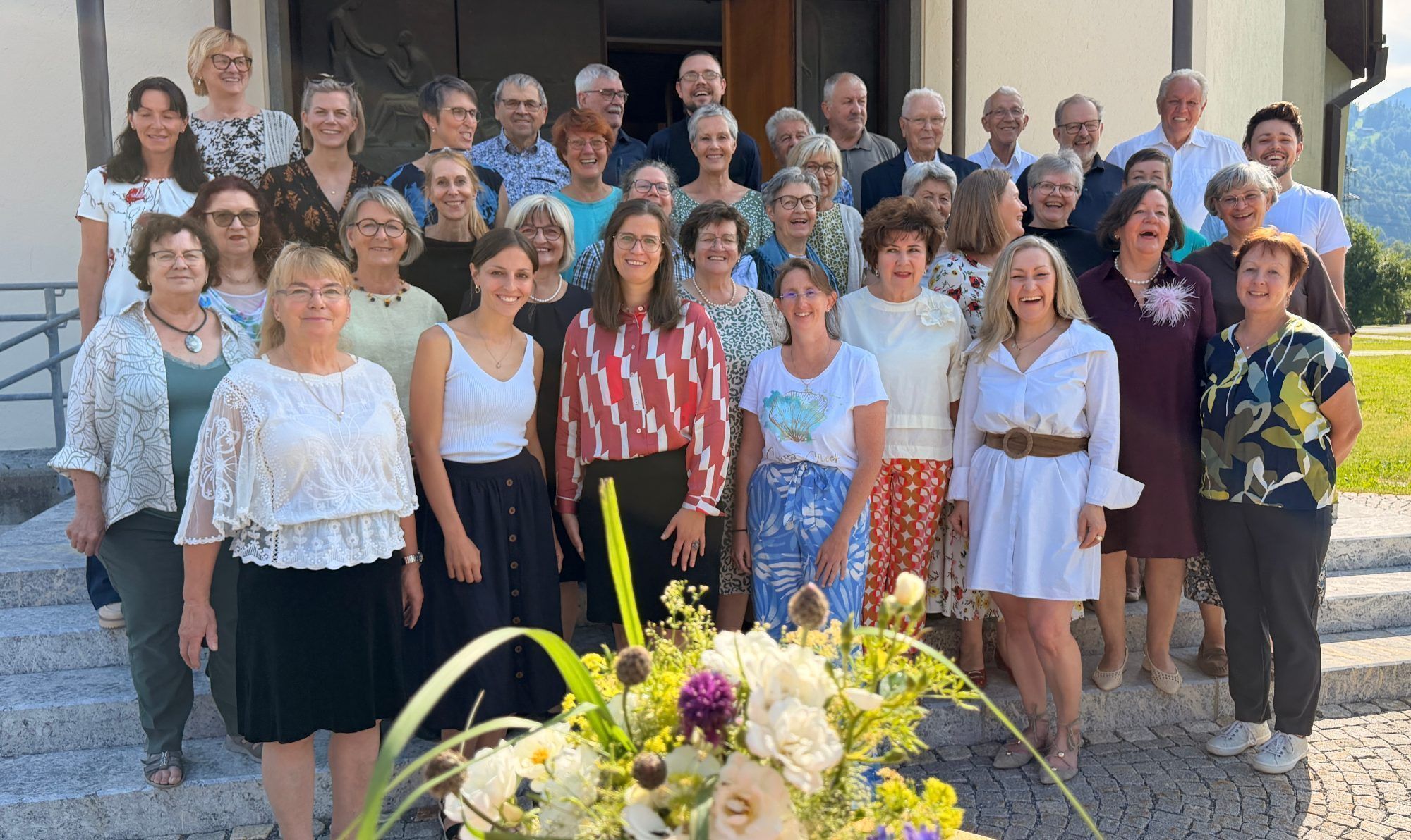 Der Kirchenchor Vandans verabschiedete seinen Chorleiter Martin Blakolmer (2.Reihe von hinten, ganz re.)