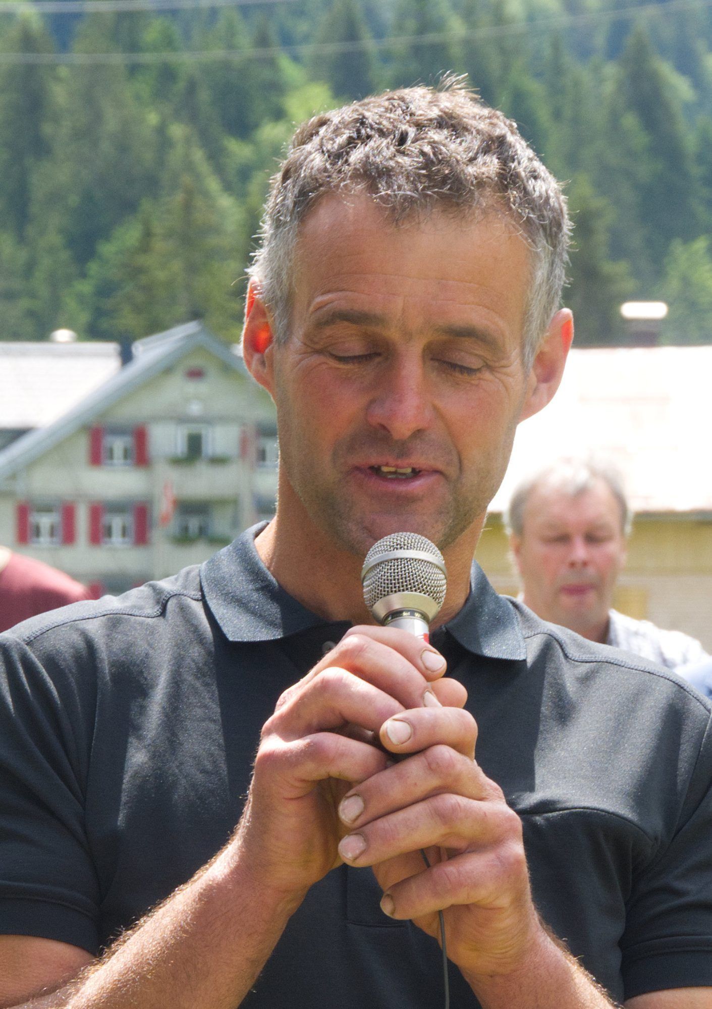 Christian Ritter (Obmann der Genossenschaft) bedankt sich bei Helfern und den Gästen