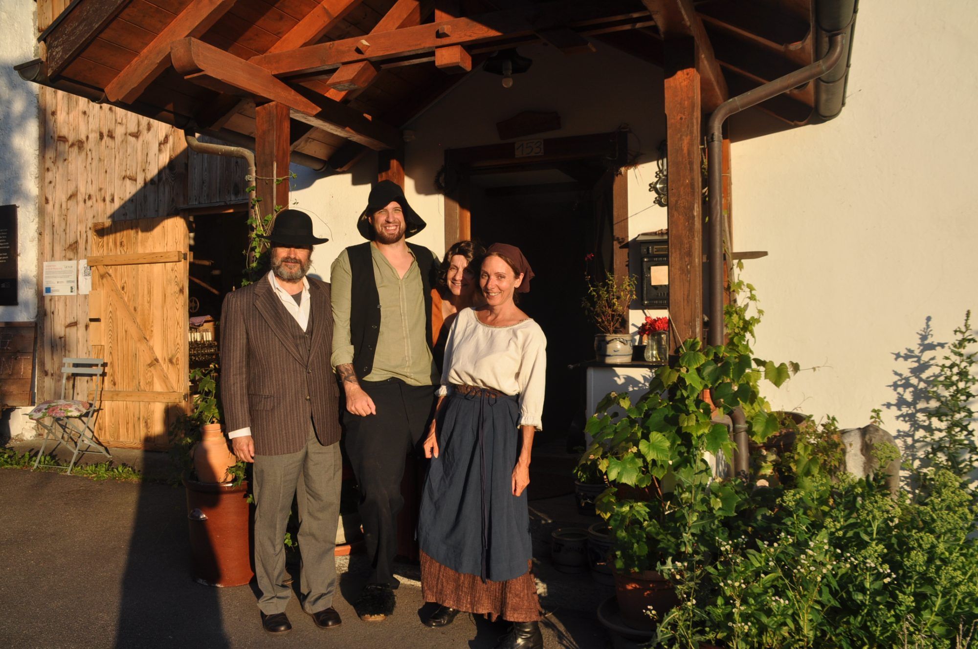 Robert Matt, Fabian Grundner, Eveline Vonbun-Martin und Brigitte Kaufmann in historischen Gewändern