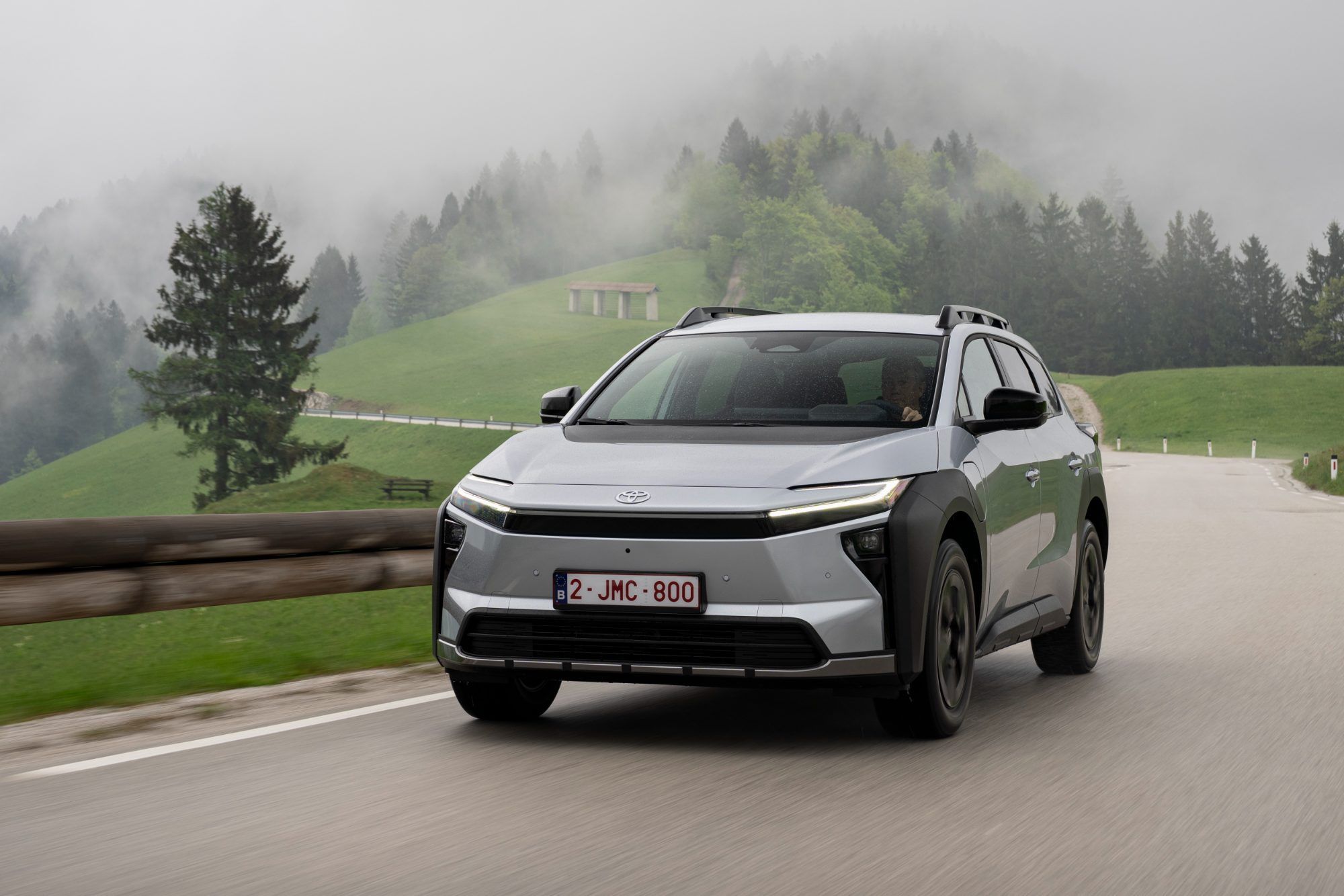 Adventure-Look und praktische Tugenden: Der Toyota bZ4X Touring ist der erste vollelektrische Kombi im Pro-gramm der japanischen Marke