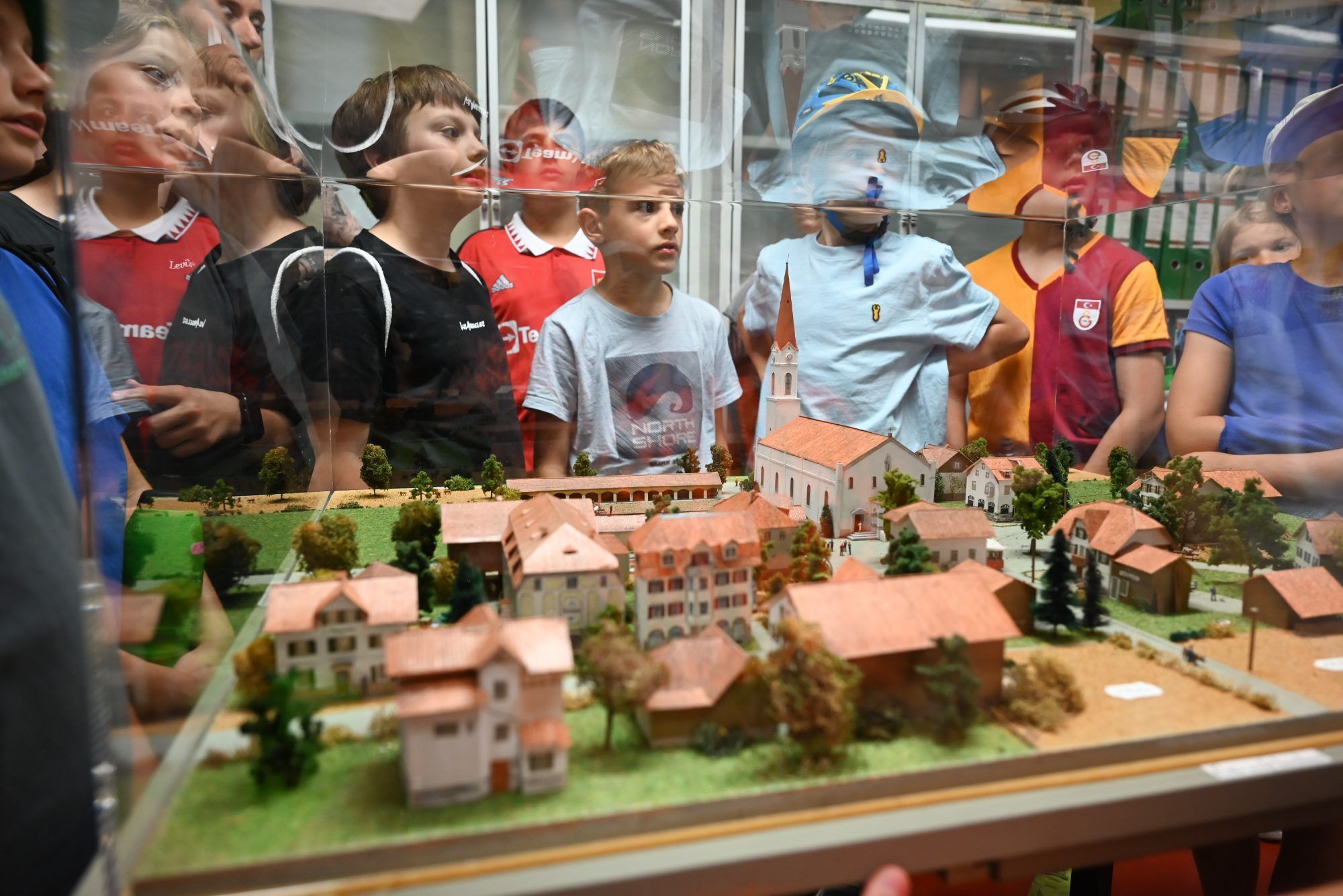 Interessiert betrachteten sie das Modell von Lustenau aus früheren Zeiten.