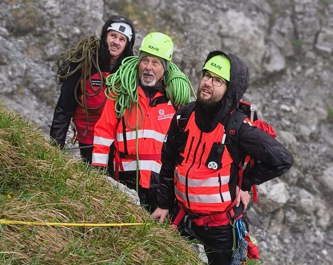 Material geschultert und volle Konzentration trotz Anstrengung und dem schlechten Wetter.