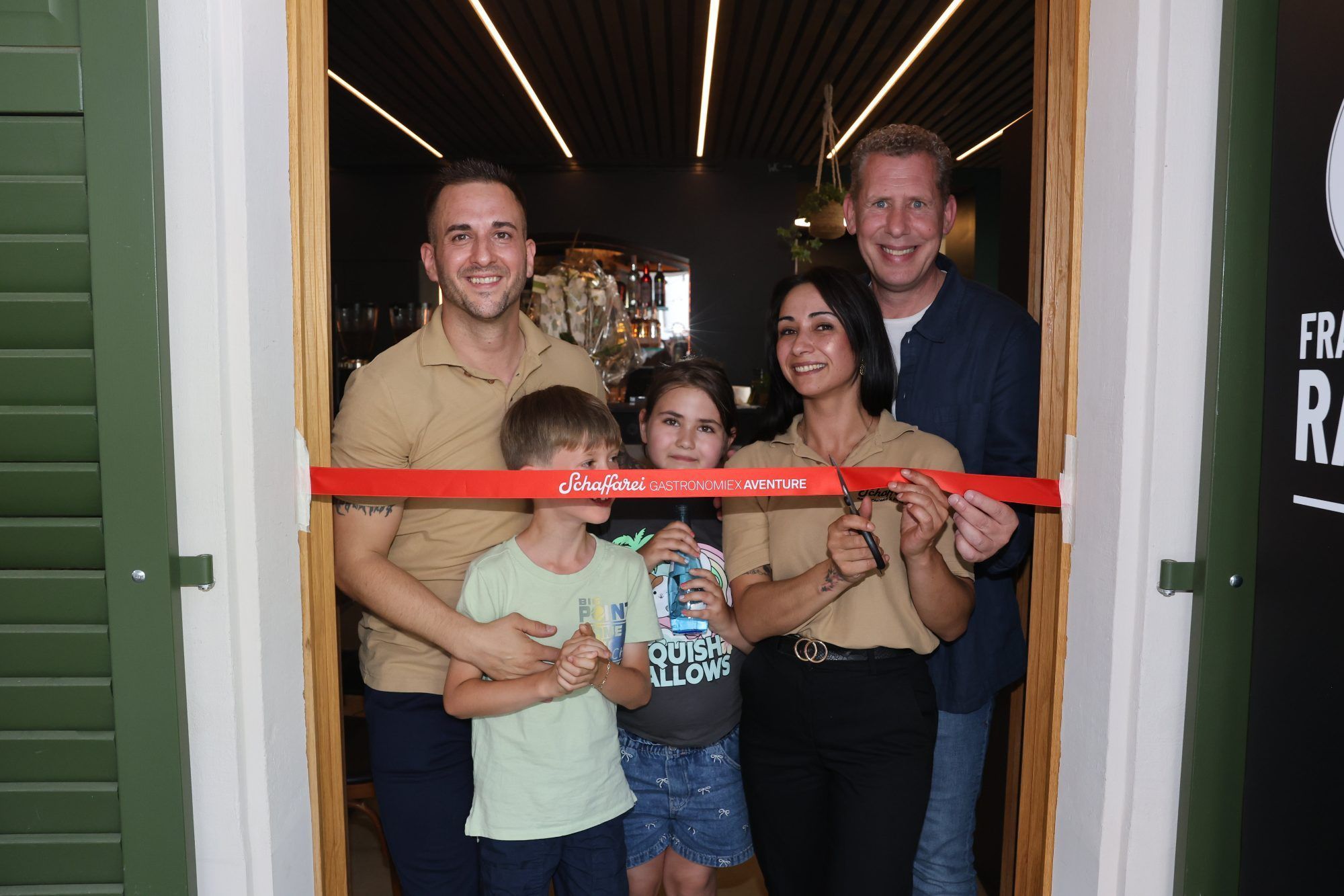 Adrien Ventura und Alysa Hüsan mit ihren Kindern Lorena und Ilay sowie AK-Präsident Bernhrad Heinzle.