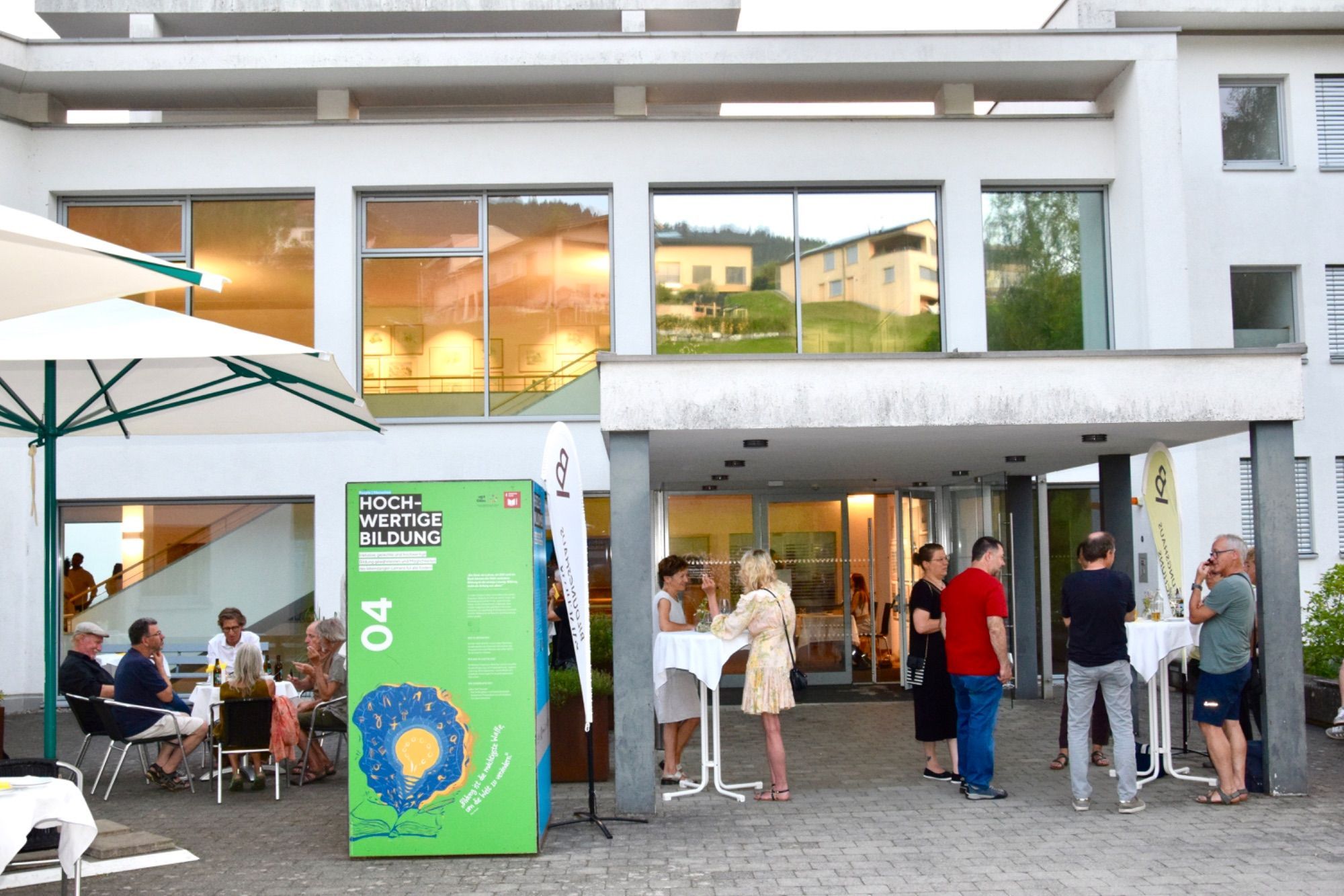 In angenehmer Atmosphäre ließen die Besucherinnen und Besucher der Buchvorstellung den Abend vor dem Bildungshaus Batschuns ausklingen.