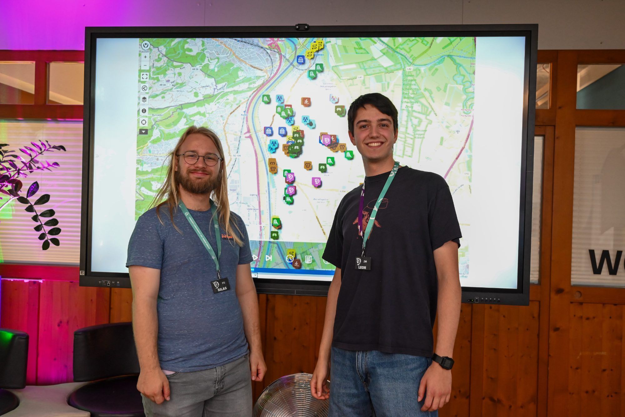Silas und Leon präsentierten ihre digitale Jugendkarte 