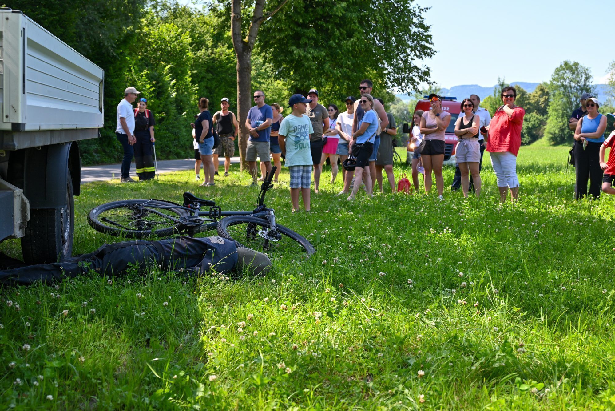Ein Fahrradfahrer wurde aufgrund einer Gasflaschenexplosion von einem Autofahrer touchiert und eingeklemmt.