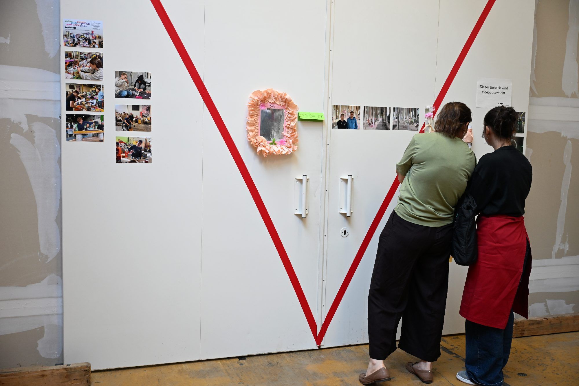 Ein Blick auf die Fotoausstellung dokumentierte den Entstehungsprozess des Projekts.