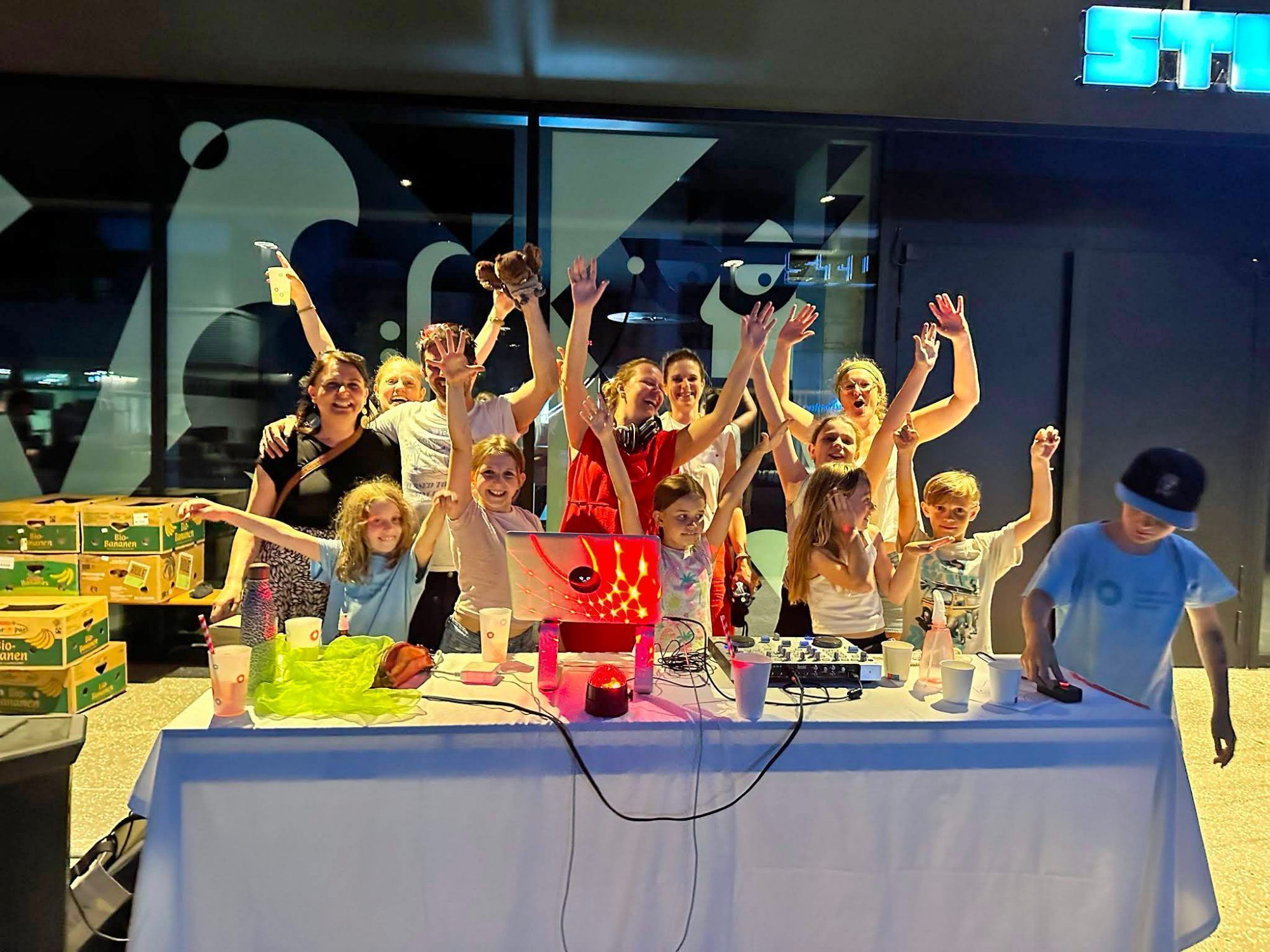 Die Schülerinnen und Schüler sorgten gemeinsam mit DJ Verena bis in die Abendstunden für beste Sommerstimmung.