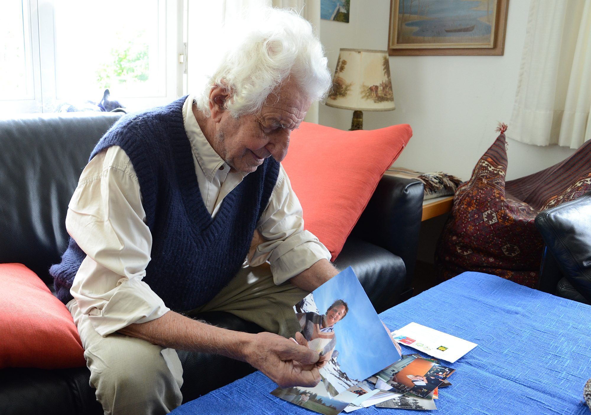Hans Jaquemar mit einem Foto von seiner verstorbenen Ehefrau Ursula. Sie fehlt ihm sehr. HRJ