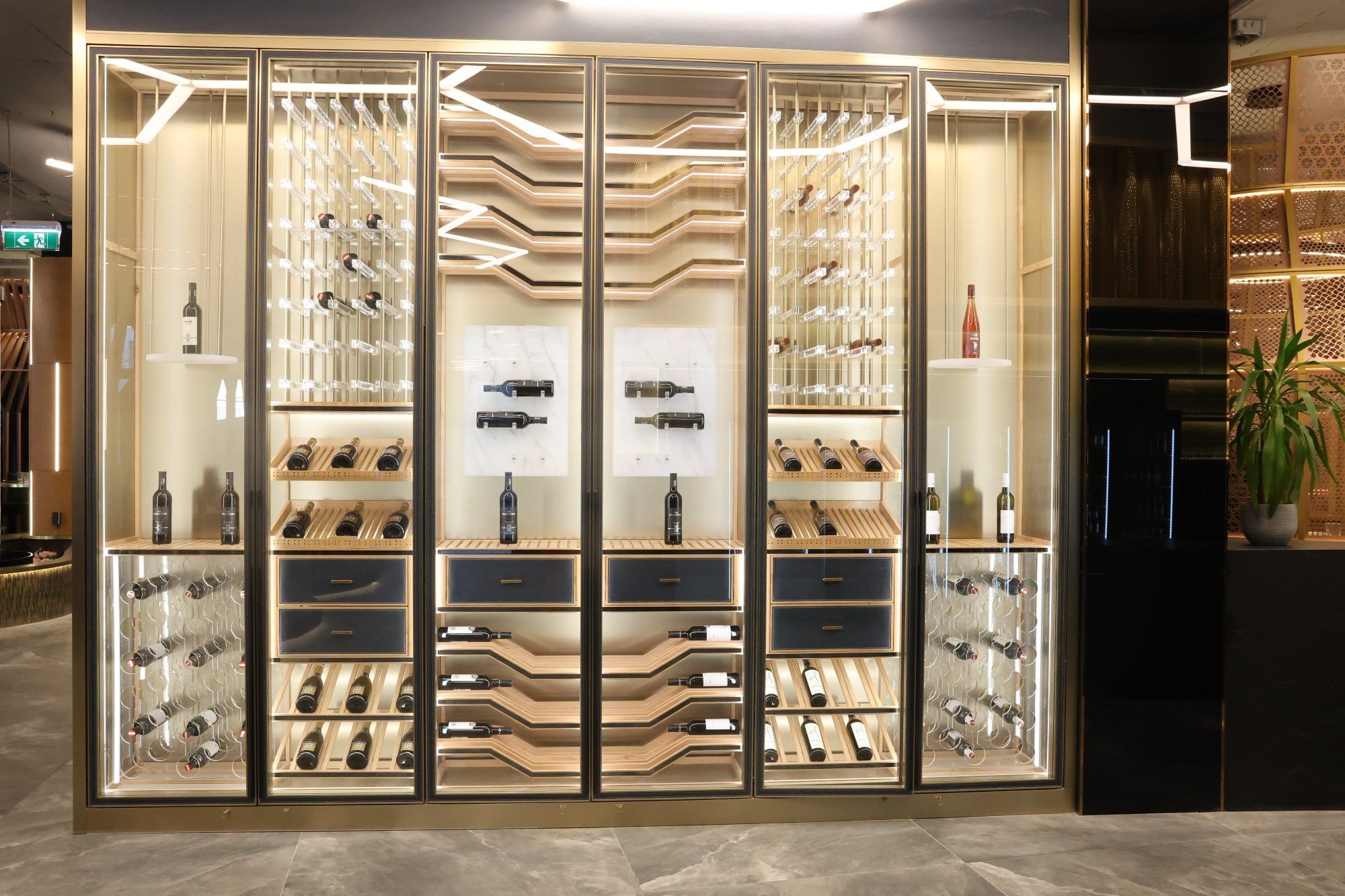 Der Schrank mit überwiegend östereichischen Weinen.