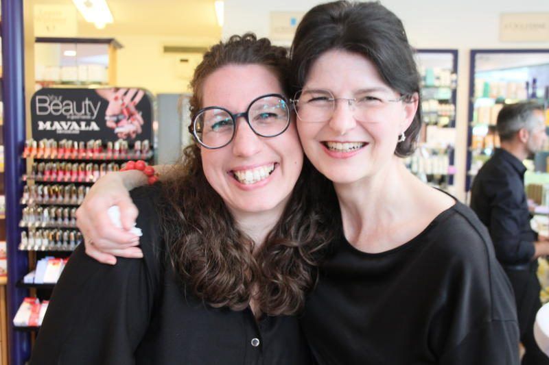 Nadine Duelli (l.) und Margret Suppan informierten die Gäste über neueste Pflegeprodukte.