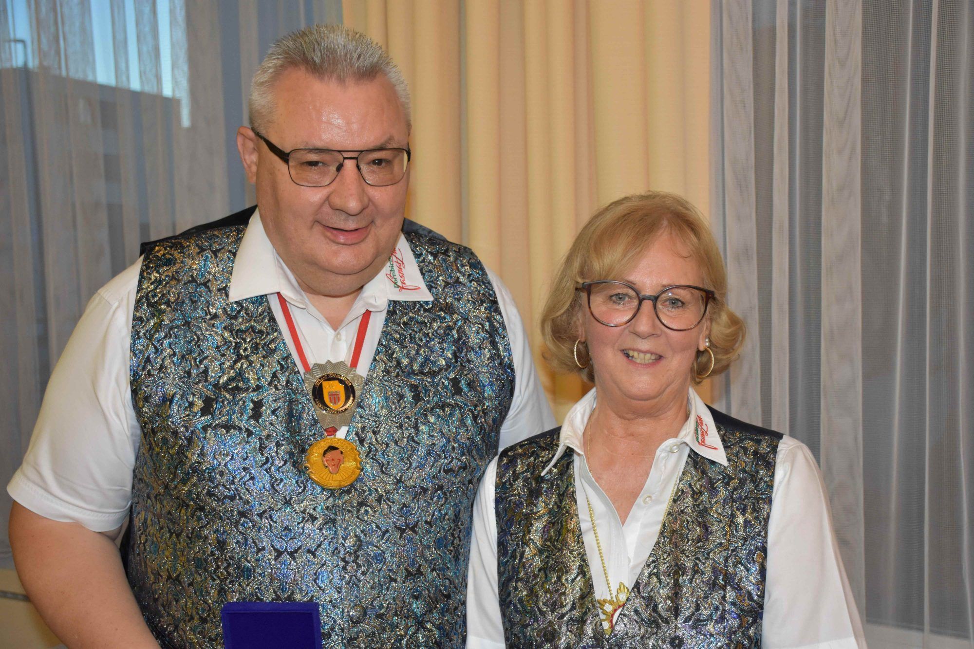 Bernhard Brunold mit seinem Ehrenorden in Gold und Zunftmeisterin Dagmar-Fenkar-Kaufmann.