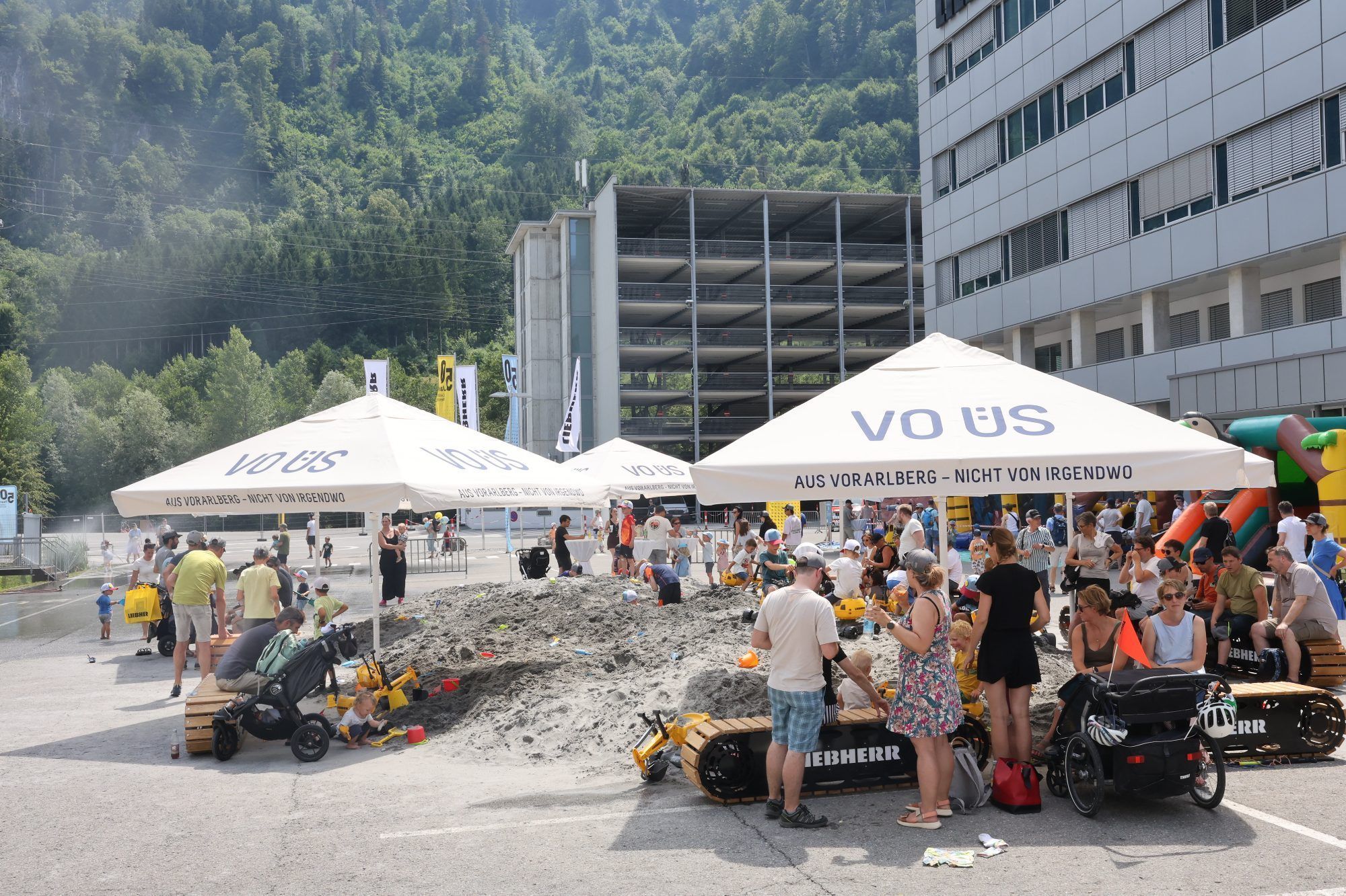 Liebherr-Firmenjubiläum wurde Volksfest