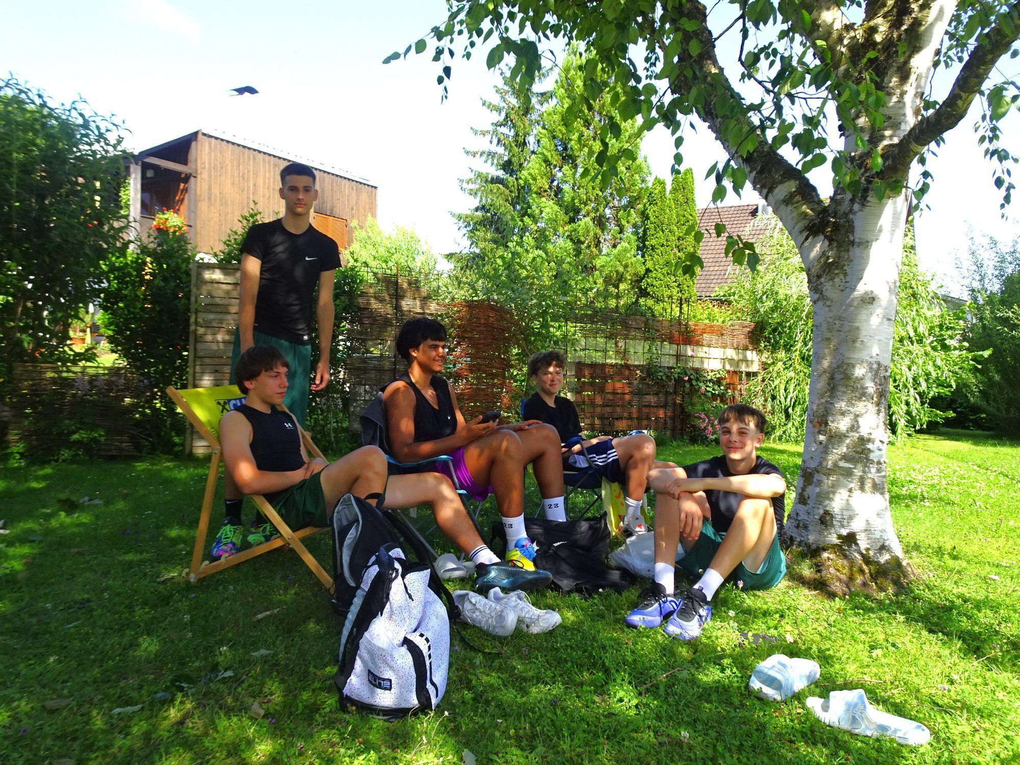 In den Pausen chillten die Spieler gemütlich im Schatten. 