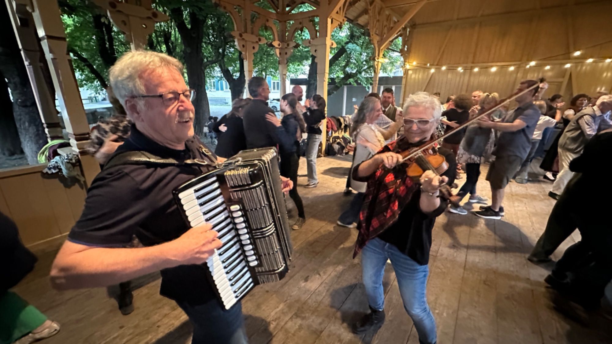 Gemeinsam wurde musiziert und getanzt.